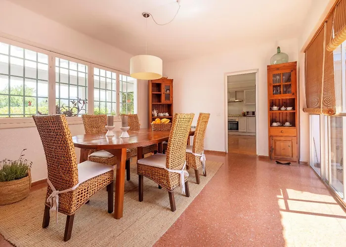 Ideal House For Two Families With Pool And Barbecue